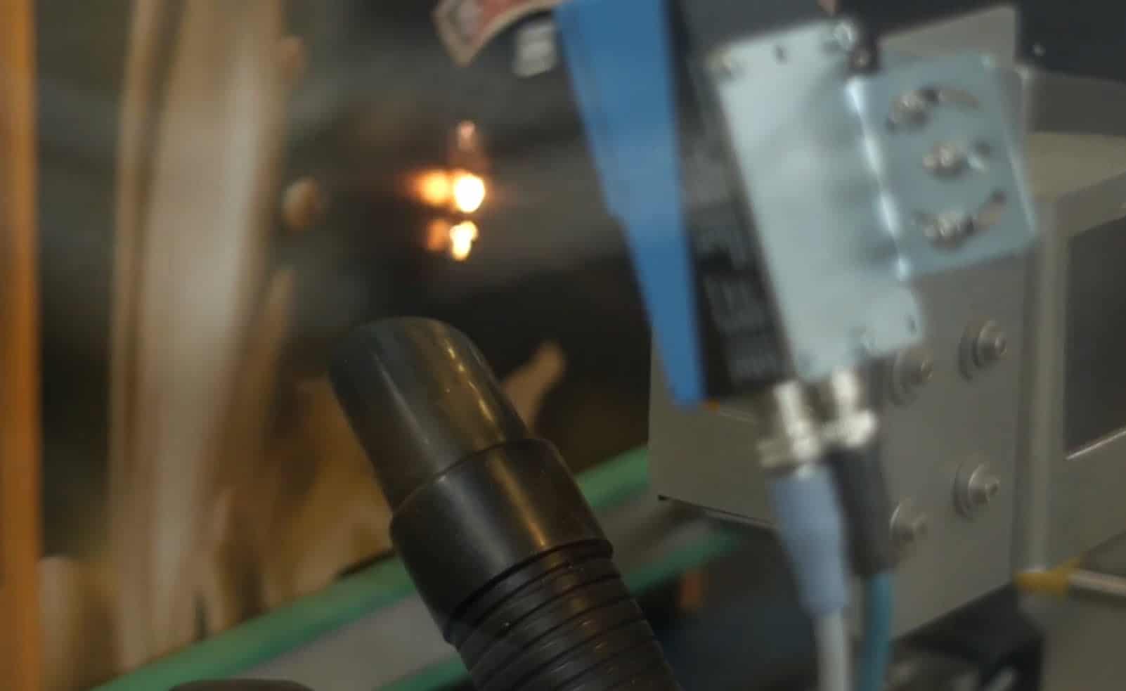 พิมพ์รหัสสินค้าลงบนขวด ควรเลือกใช้เครื่องไหนดี CIJ หรือ Laser